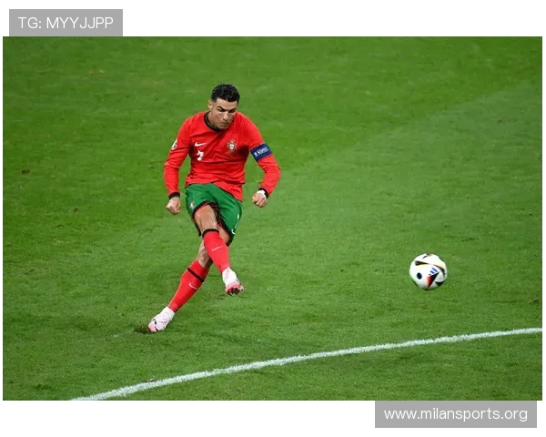 第3冠荣耀加冕 葡萄牙全队围着C罗又蹦又跳致敬 领袖成中心